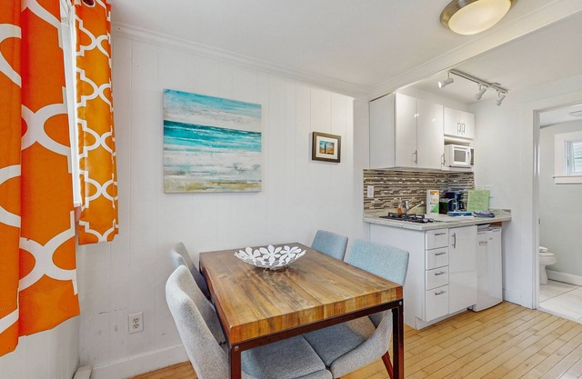 Charming condo with shared courtyard - walk to the beach and dining
