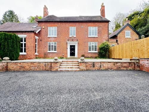 Charming, Cosy & Spacious Manor House with Lake