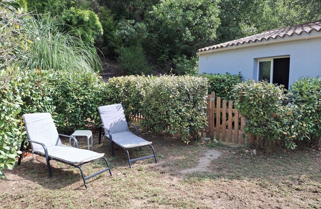 Charming cottage with view and garden, 20 min from Aix and Marseille!