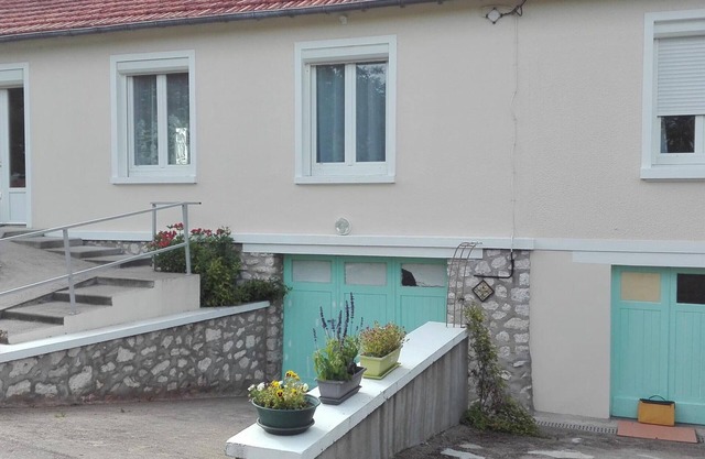 Charming Cottage with Private Yard, Near Loire Castles and Cycling Routes