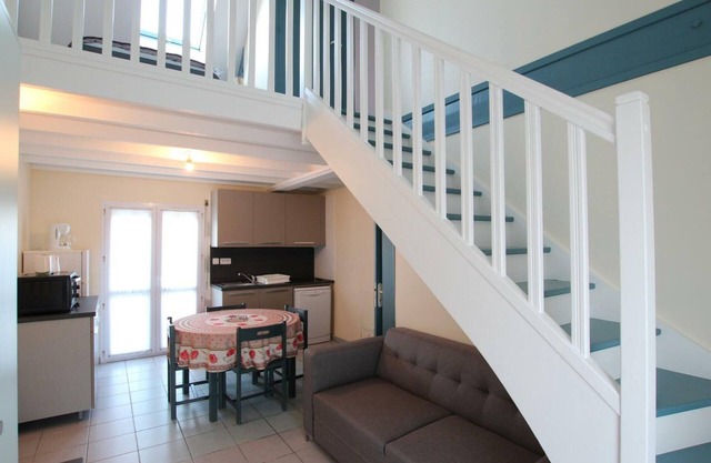Charming Cottage by the Sea: Pet-Friendly, Sports Facilities, Wi-Fi, Near Surf Beach!