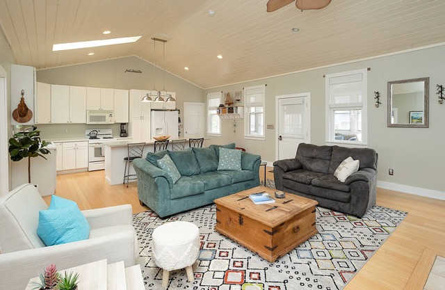 Charming cottage 2blks to town, walking distance to beach & restaurants, hot tub