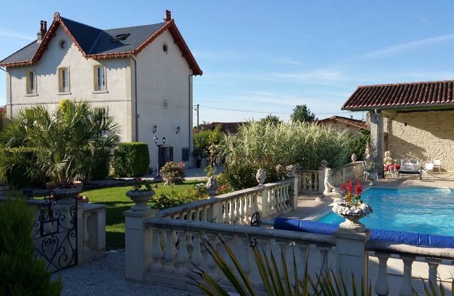 Charming cottage with all comfort in the heart of the Saintonge Dorée. Heated swimming pool
