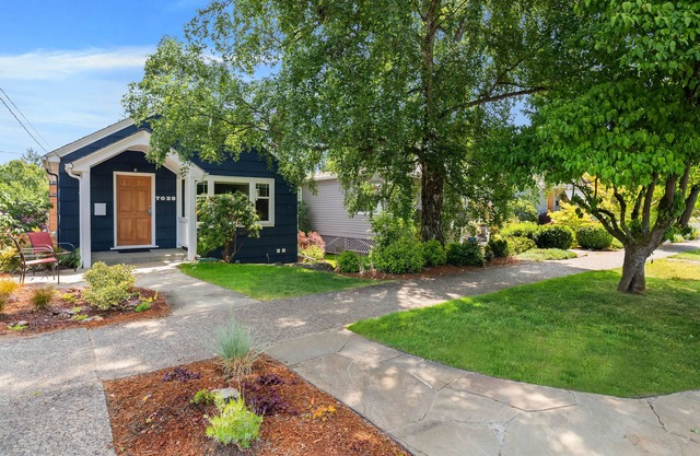 Charming cottage in amazing Seattle neighborhood - only 15 minutes to downtown
