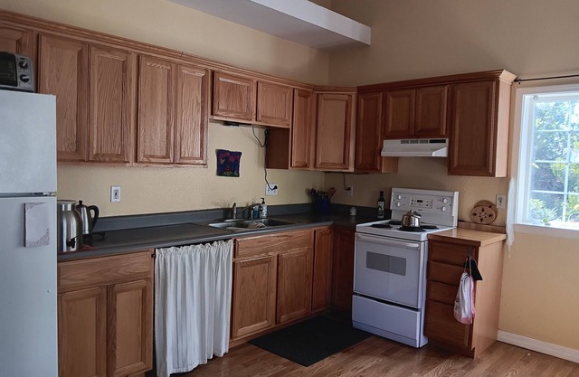 Charming cottage in delightful Fair Oaks with WiFi and AC and heat.nn