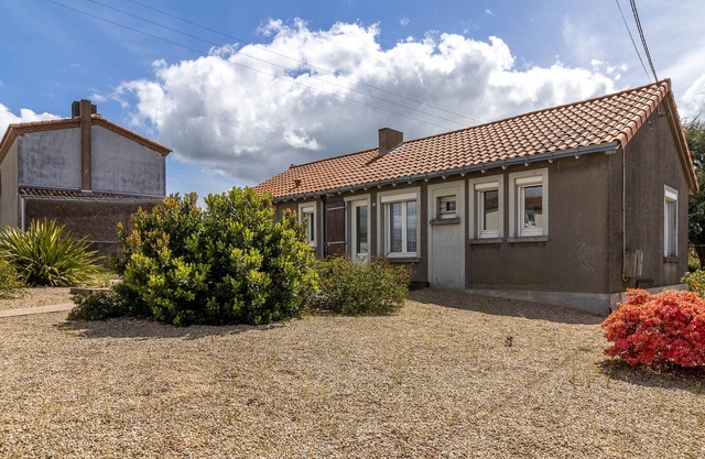 Charming Cottage in Sèvremoine: Close to Shops, Attractions & Hellfest, Sleeps 5-6, Special Offer!