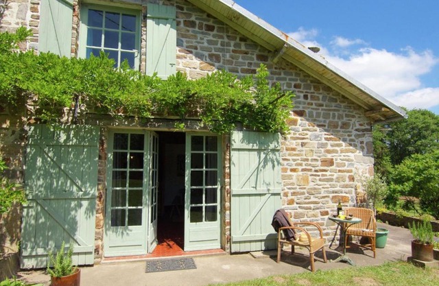 Charming Cottage in Ladignac le Long with Garden
