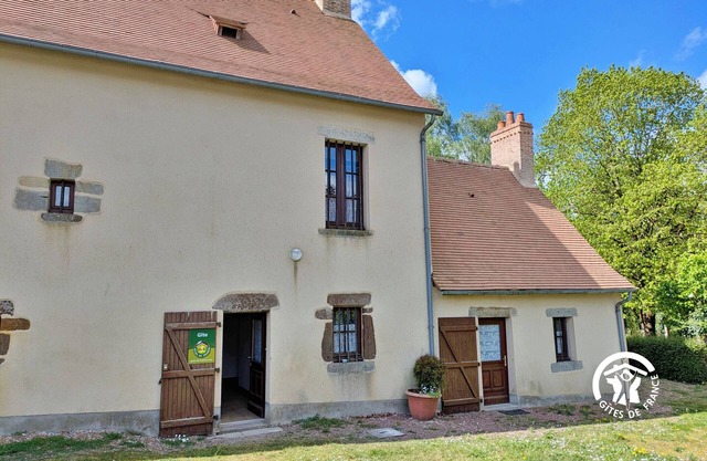 "Charming Cottage in Livet: 3BR, WiFi, Near Lake, Pet-Friendly, Baby Gear Available"