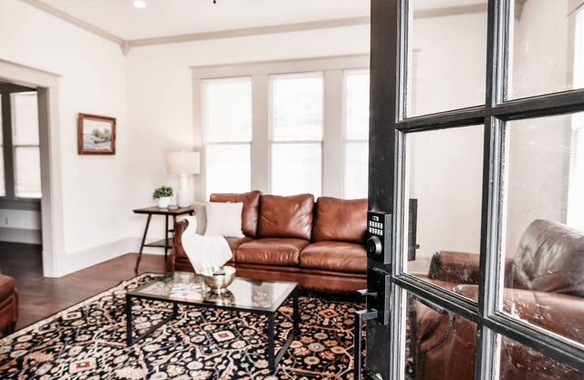 Charming cottage in the heart of historic downtown Victoria!