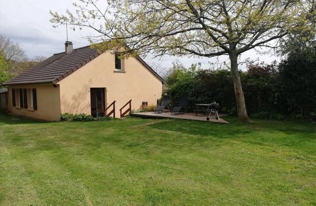 Charming Cottage Near Beach - Fireplace, Garden, WiFi, Pet-Friendly, Parking