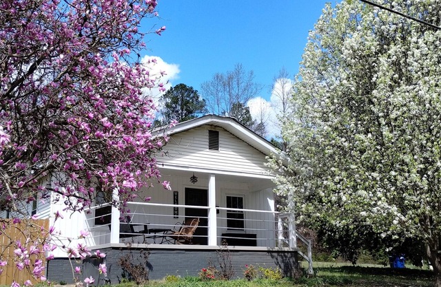 Charming cottage Pet Friendly 1 BR Tranquil Steele Wifi