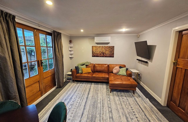 Charming Cottage Retreat – Close to Hospital & Newtown Cafes, with Garage