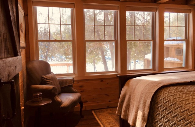 Charming Cottage with: Hot Tub; Deck; Wi-Fi; A/C; BBQ; Firepit; Dock: Pets OK!