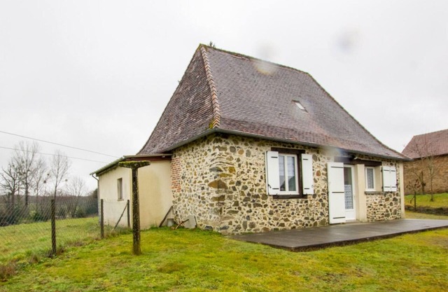 Charming Cottage with Fireplace, Near Outdoor Activities in Auvézère Valley