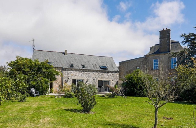 Charming cottage with private garden, WiFi, parking, pets allowed in Flamanville