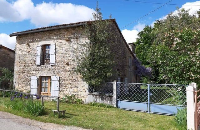 Charming cottage with all the comforts of home in Les Adjots