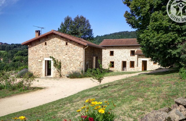 Charming cottage with fireplace, large garden and walks, pets allowed