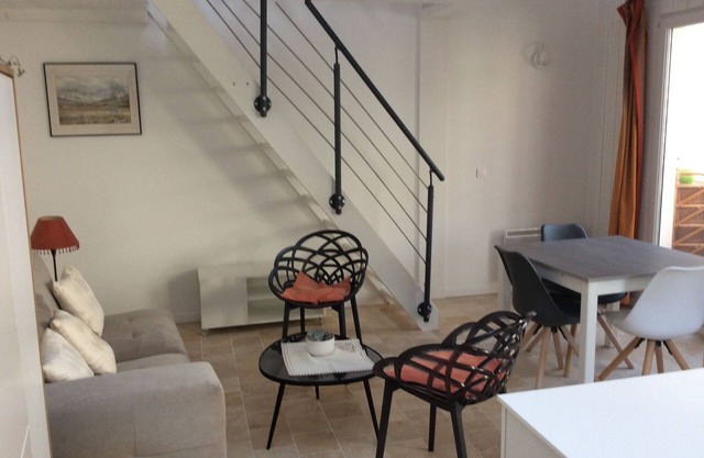 Charming cottage with terrace and garden view, 500 m from the beach.