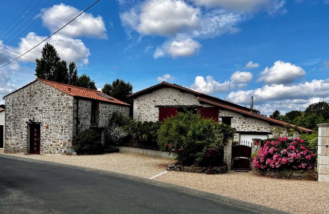 Charming cottage with private indoor spa and pool near ocean and Puy du Fou