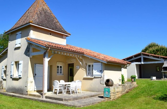 Charming cottage with private pool, WiFi and nature setting