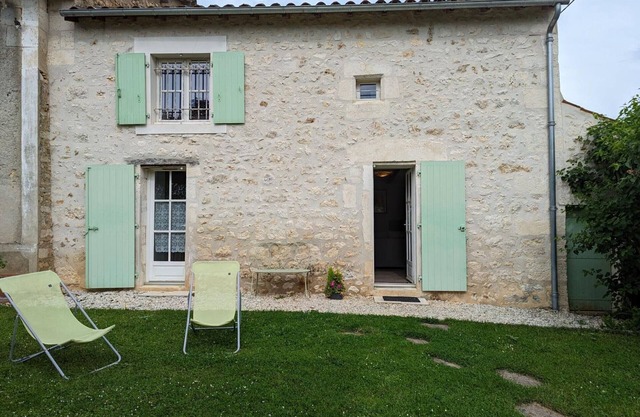 Charming Cottage with Garden, Patio, and Modern Amenities in Peaceful Bunzac