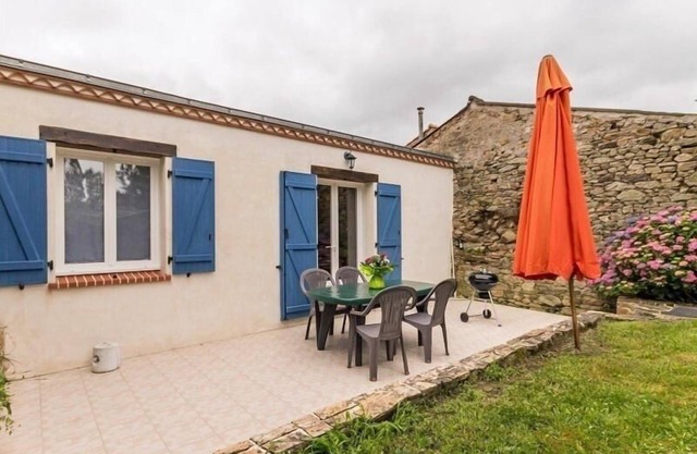 Charming Cottage with Garden, Bikes, and Modern Amenities Near Nantes