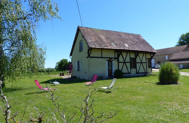 Charming Cottage with Shared Heated Pool, Near Le Pal Park, Sleeps 7