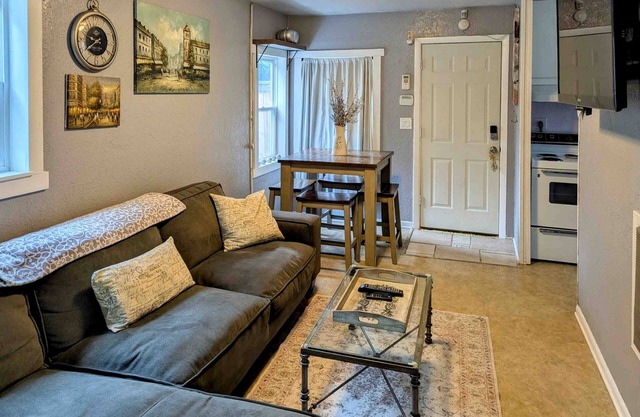 Charming cottage with a private hot tub, gas grill, & furnished patio