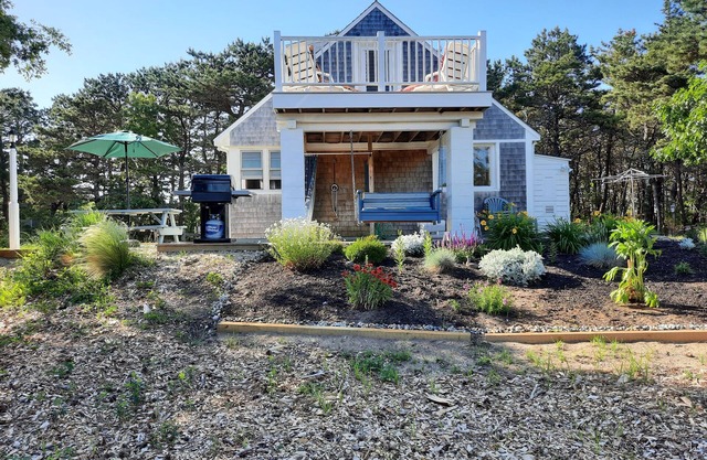 Charming Cottage with Balcony Views (1455)