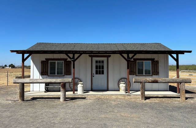 Charming cottage with WiFi and AC on a Ranch setting in Oakdale