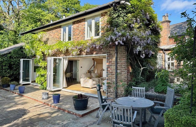 Charming Countryside Cottage Retreat