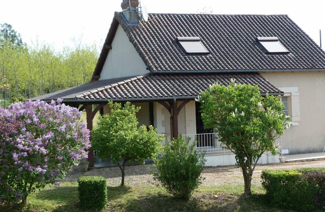 Charming Country House with Garden, 4G Internet, and Bicycles near Thiviers