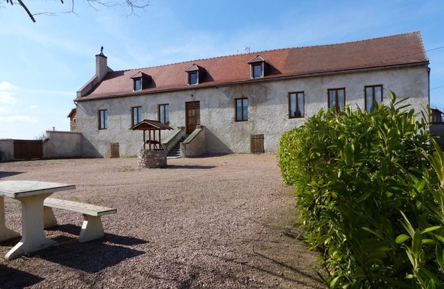 Charming Countryside Cottage with Fireplace, Close to Vichy, Ideal for Hikers and Nature Lovers