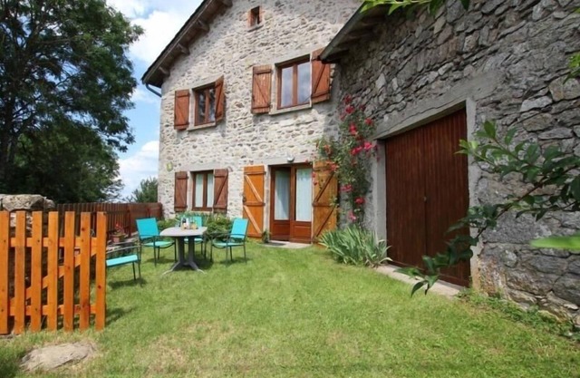 Charming Countryside Retreat: Nature, Comfort & Activities in Livradois Park