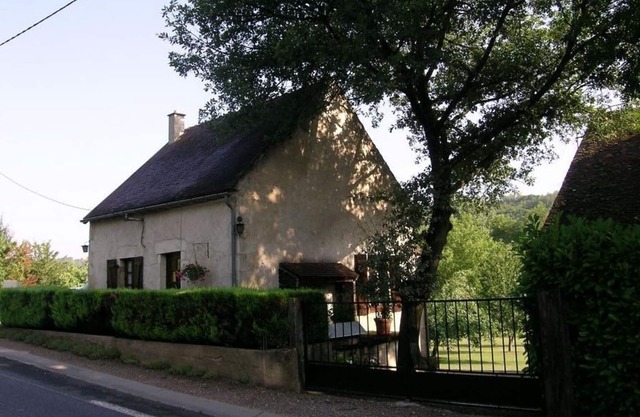 Charming Countryside House with Garden, Fireplace, and Modern Amenities in Bransat
