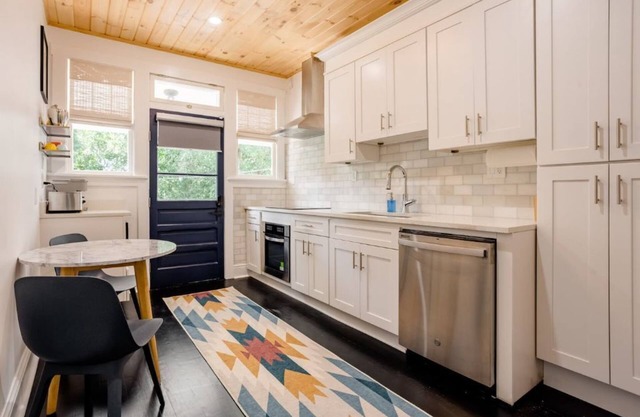 Charming, Cozy 2-BR Apt Near Downtown Tampa