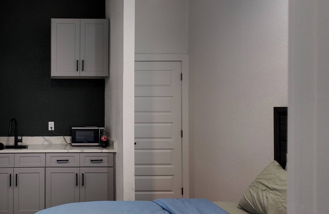 Charming -Cozy private studio Bedroom!