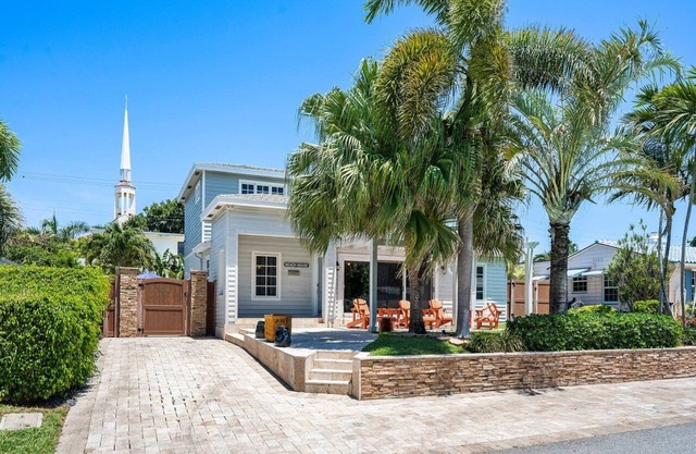 Charming Delray Beach House -Steps to Beach & Atlantic Avenue! VIP Beach Passes!