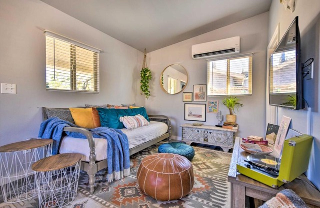 Charming Desert Cottage 11 Mi to Joshua Tree