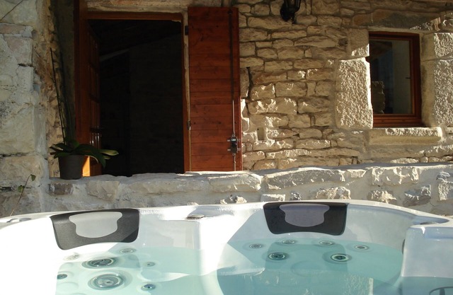 Charming detached house for 2 with private jacuzzi. Prestige & design.