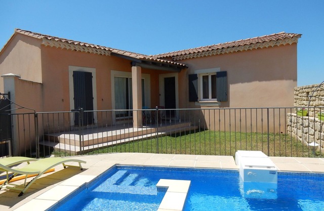 Charming detached house, stunning views of Mount Ventoux with pool