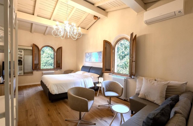 Charming double bedroom in cottage in enchanting Monteaperti with WiFi, AC