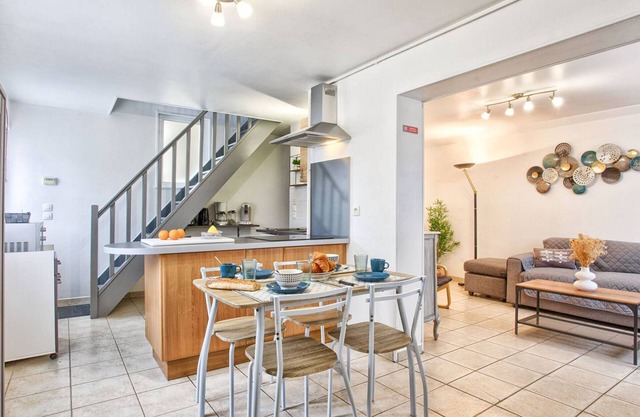 Charming Downtown Cabourg Home: Spacious, Modern, Walk to Beach, Free Parking, 4 Guests