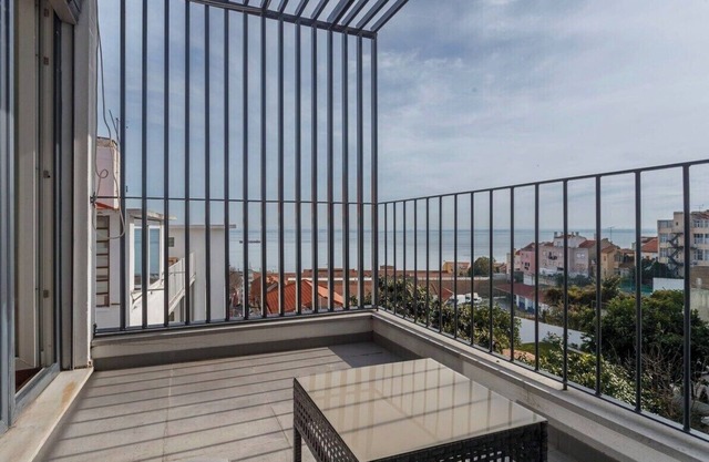 Charming Duplex with River and City Views