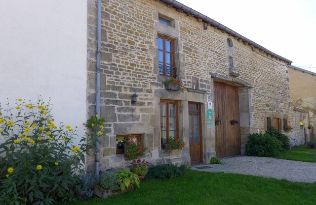Charming Eco-Friendly Farmhouse with Modern Amenities, Ping-Pong, and Pet-Friendly Options