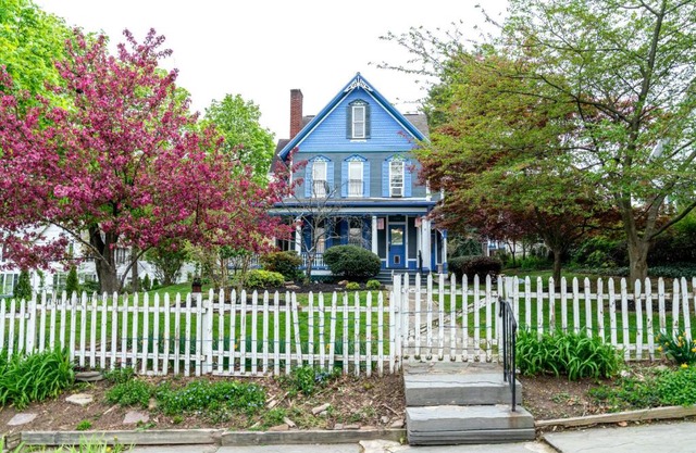 CHARMING EXECUTIVE VICTORIAN MANSION w/FREE PARKING - near Bucknell