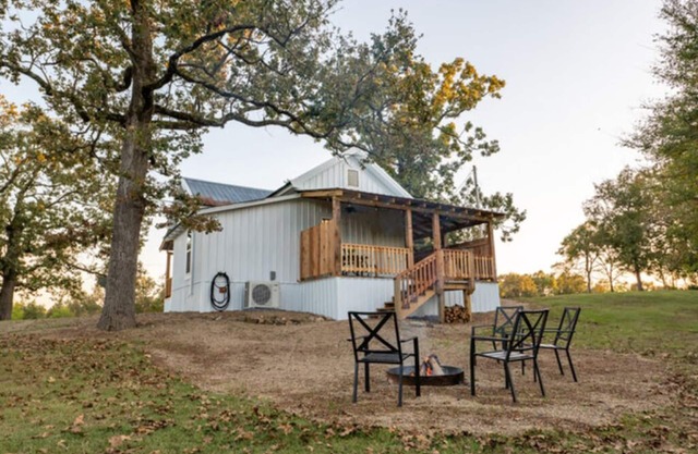 Charming farmhouse, full kitchen, private back deck, fire pit, quiet area