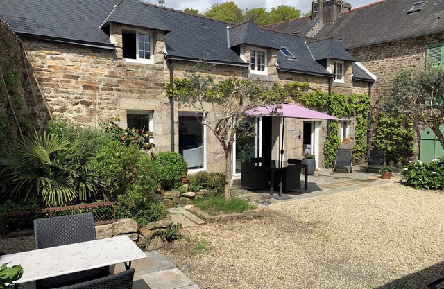 Charming farmhouse in the heart of Pont-Aven, downtown on foot, private parking.