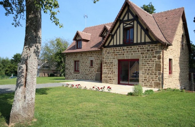 Charming House, 4BR, Private Garden, Fireplace, Central Heating, Wi-Fi, Close to Amenities