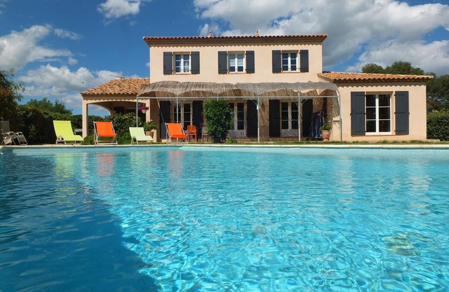 Charming 180m² air-conditioned villa with swimming pool on 1600m of enclosed land planted with trees